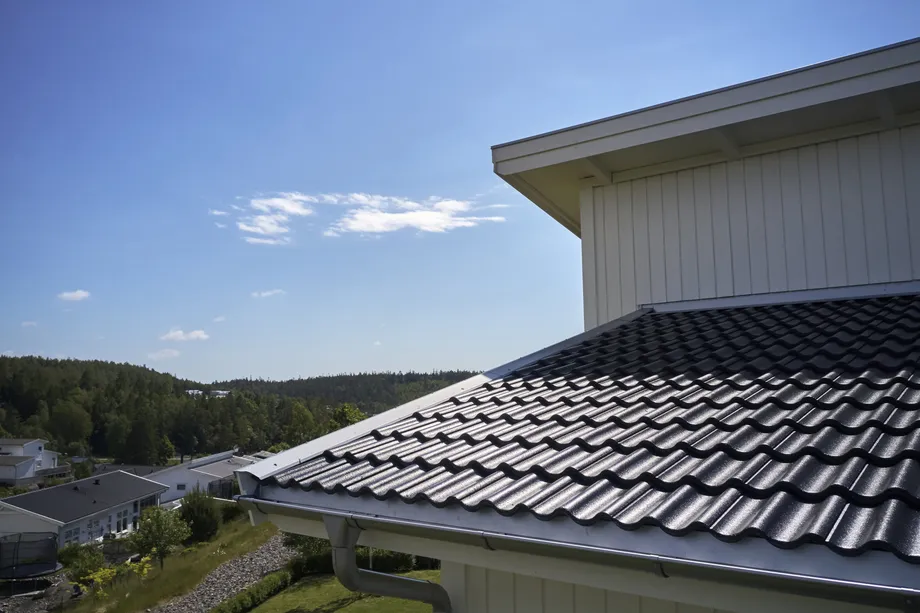IMG - Ormax Aerlox musta betonikattotiili lähikuva katosta - 2400 px / 1599 px