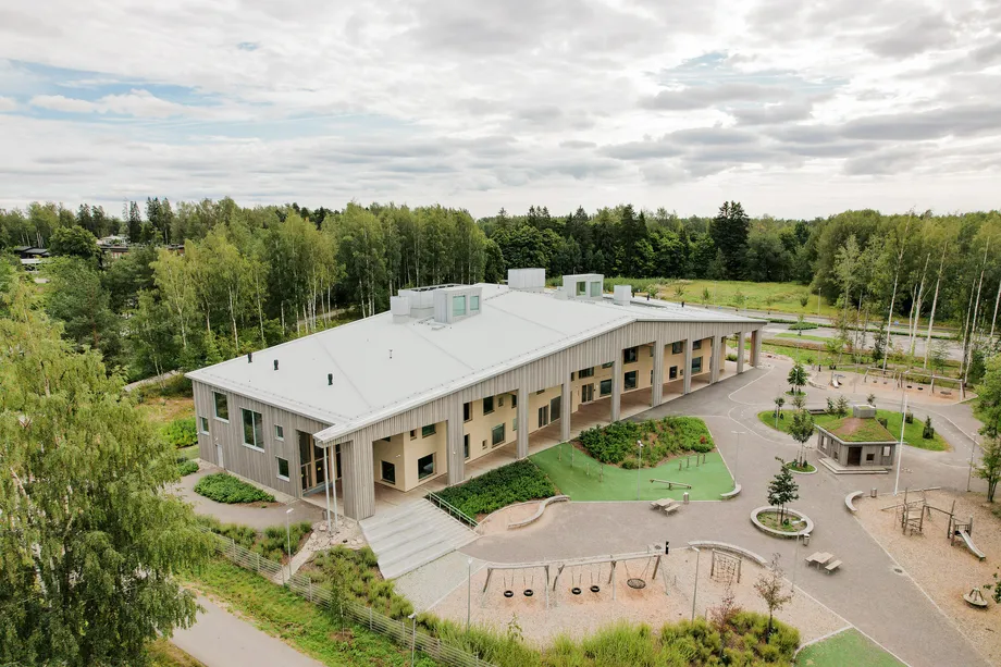 Päiväkoti kuvattuna kaukaa