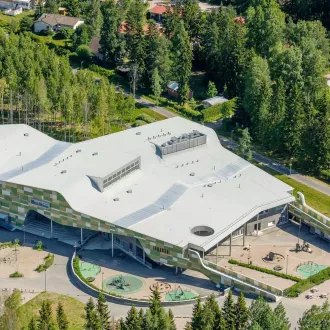 IMG - Kanniston koulu ilmakuvassa, katteena ilmaa puhdistava Noxite - 1000 px / 1000 px