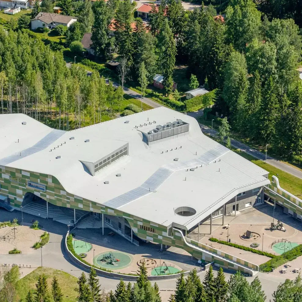 IMG - Kanniston koulu ilmakuvassa, katteena ilmaa puhdistava Noxite - 1000 px / 1000 px