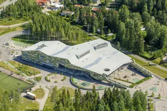 IMG - Kanniston koulu ilmakuvassa, katteena ilmaa puhdistava Noxite - 2000 px / 1336 px