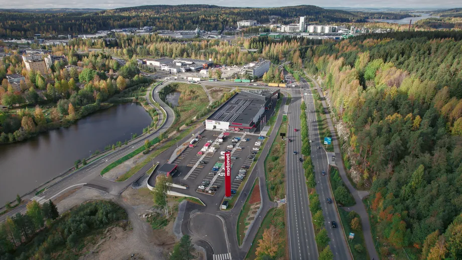 kohde kuvattuna ilmasta kaukaa