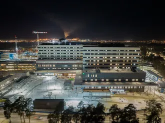 Vasemmanpuoleinen B-rakennus tulee palvelemaan leikkaus- ja tehohoitoa, joka käynnistyy uusissa tiloissa vuoden 2024 aikana.