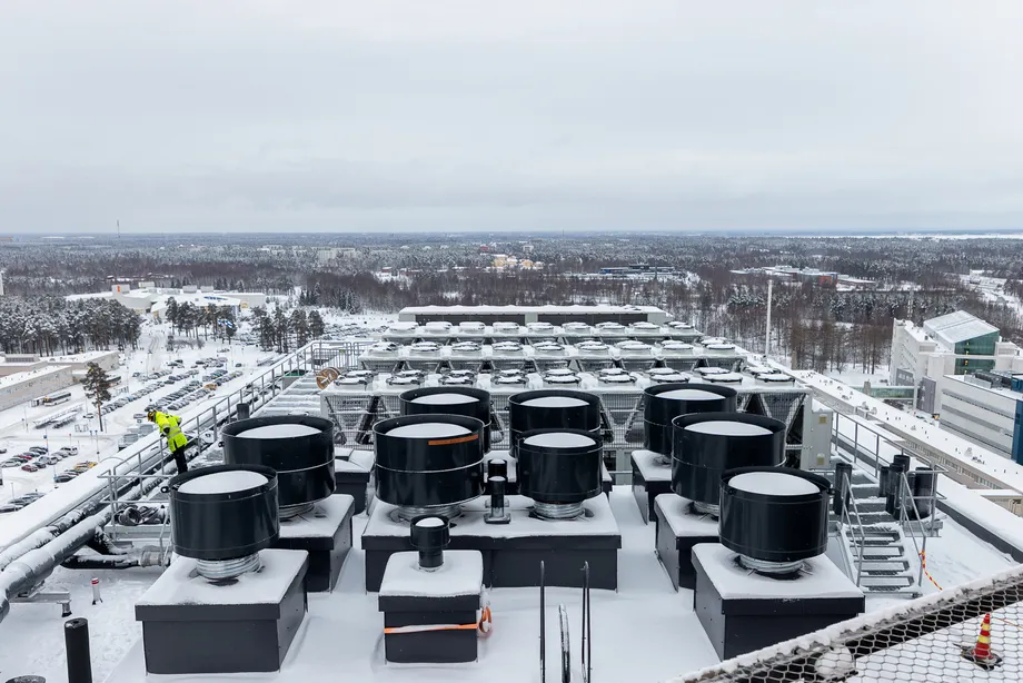Keskussairaalan katolla on paljon tekniikkaa ja lukemattomia erilaisia läpivientejä, joka vaatii käytettävältä katemateriaalilta todella paljon kestävyyttä.