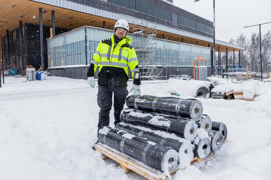 Vajaa lava odottamassa autokyytiä kuljetusasennossa.