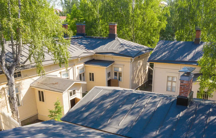 Kauniita kolmiorimakattoja Amurin työläismuseokorttelissa