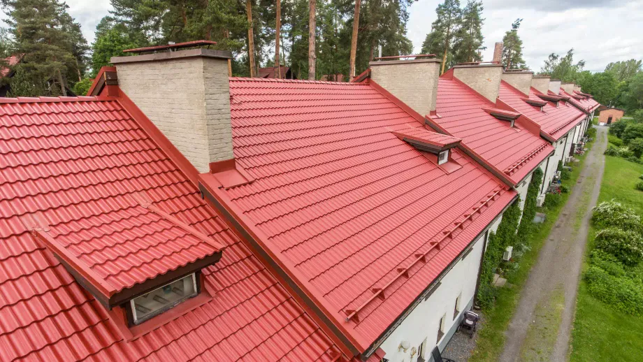 Rivitalon kattoremontissa rakennus sai tupapunaisen Ormax Protector + -tiilikaton.