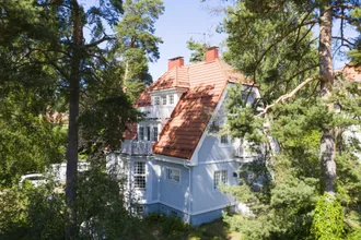 IMG - Granat savikattotiili - casestudy-2-gallery-4 - Pyramidikattoisen puutalon tiilikaton uusiminen palautti talon loiston - 2000 px / 1336 px