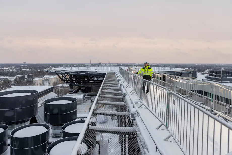 Helikopterikenttä ja sen kulkutie ovat toteutettu käännetyn katon periaatteella, jossa kolminkertainen vedenpainetta kestävä, bitumilla liimattu Polar on betonin ja eristekerroksen alapuolella.