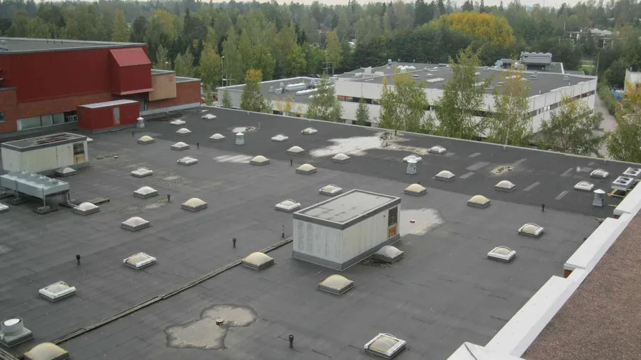 Tasakatolla vettä koska kattokaivot ovat tukkeutuneet