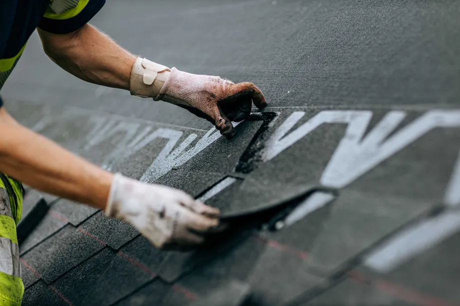 Plano Pro -kattolaatta eli palahuopa on helposti asennettava, malliltaan perinteinen "käpylaatta". Siinä ei ole lainkaan irrotettavaa suojamuovia, mikä nopeuttaa asennustyötä ja vähentää roskaa työmaalla. 