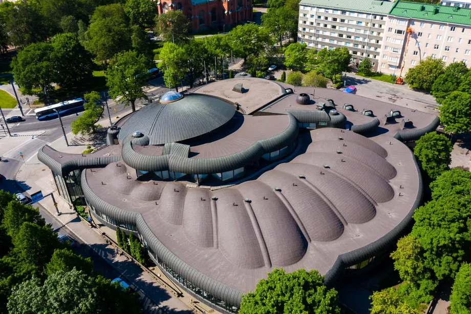 Metso-kirjasto ilmakuvassa. Katto on Icopal Katto Oyn saneeraama