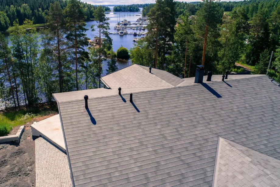 Palahuopakaton asennusta kesämökin katolle