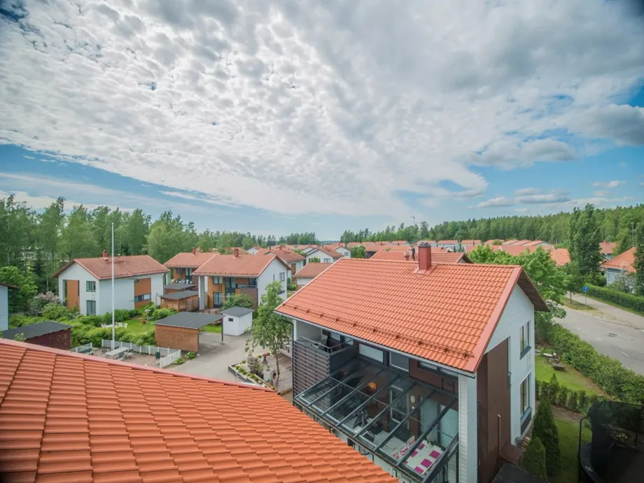 IMG - Pinnoitettu tiilikatto katolta kuvattuna - 2400 px / 1803 px