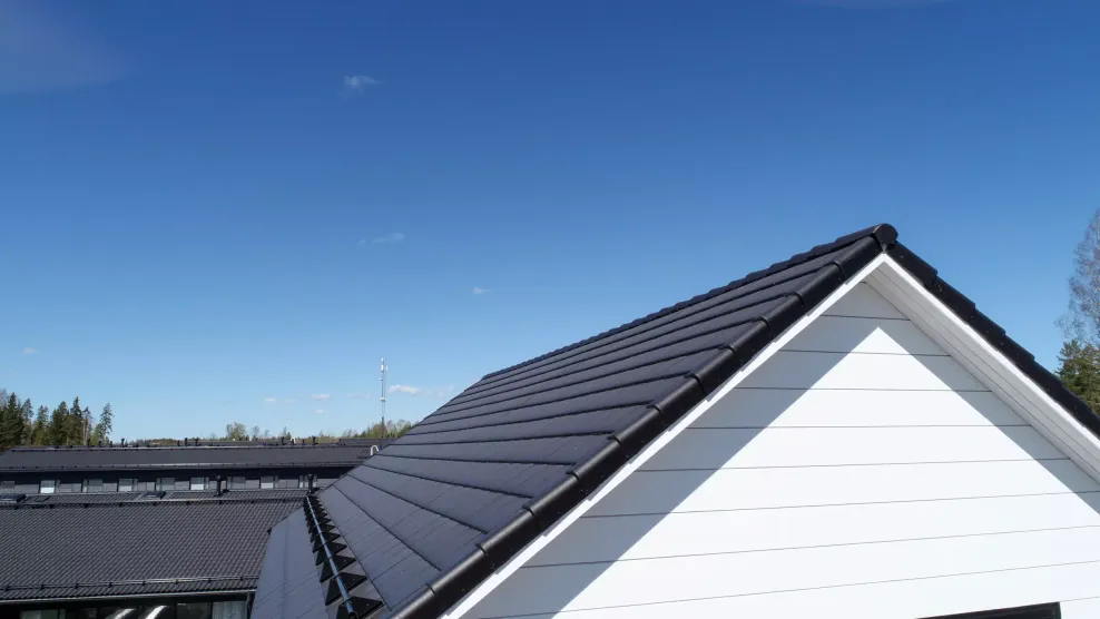 IMG - Ormax EVO päätyreunatiilillä lähikuva lappeesta - Townhouse Rokka - Asuntomessut 2020 - 2400 px / 1350 px
